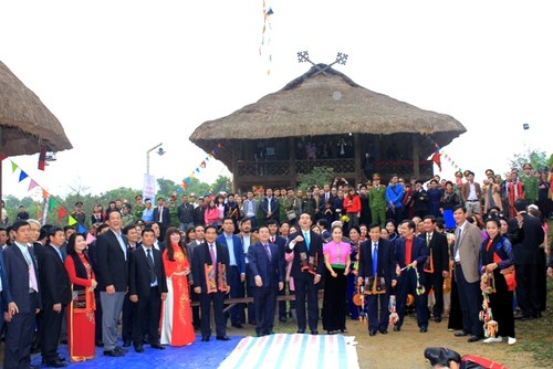 State President joins ethnic group Spring festival - ảnh 2